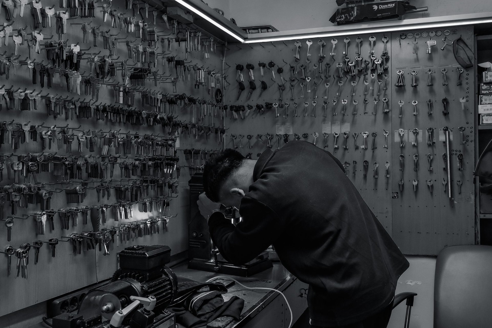 Montreal mobile locksmith technician standing in front of his branded van
