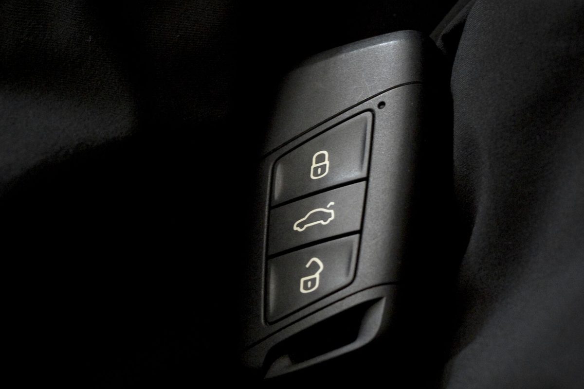 Automotive in Montreal, Laval and Longueuil — Car key fob next to a vehicle door lock