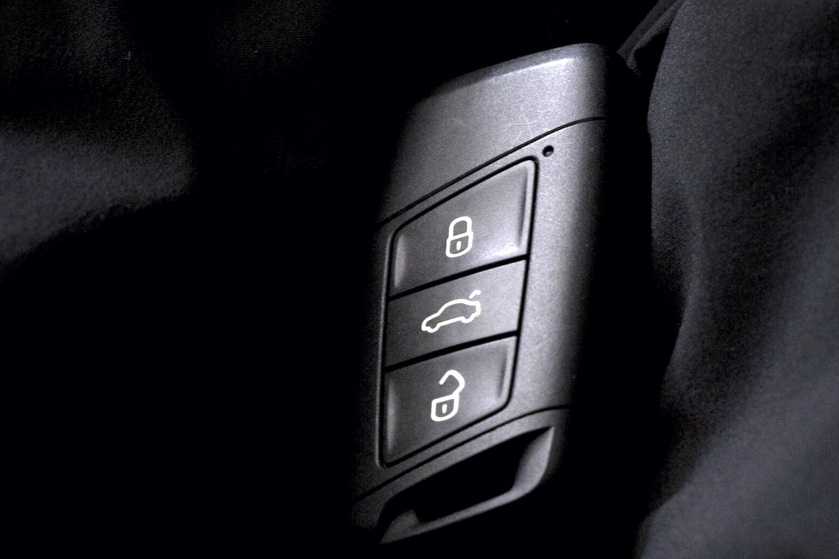 Car Unlocking — Clé de voiture à côté de la serrure de portière