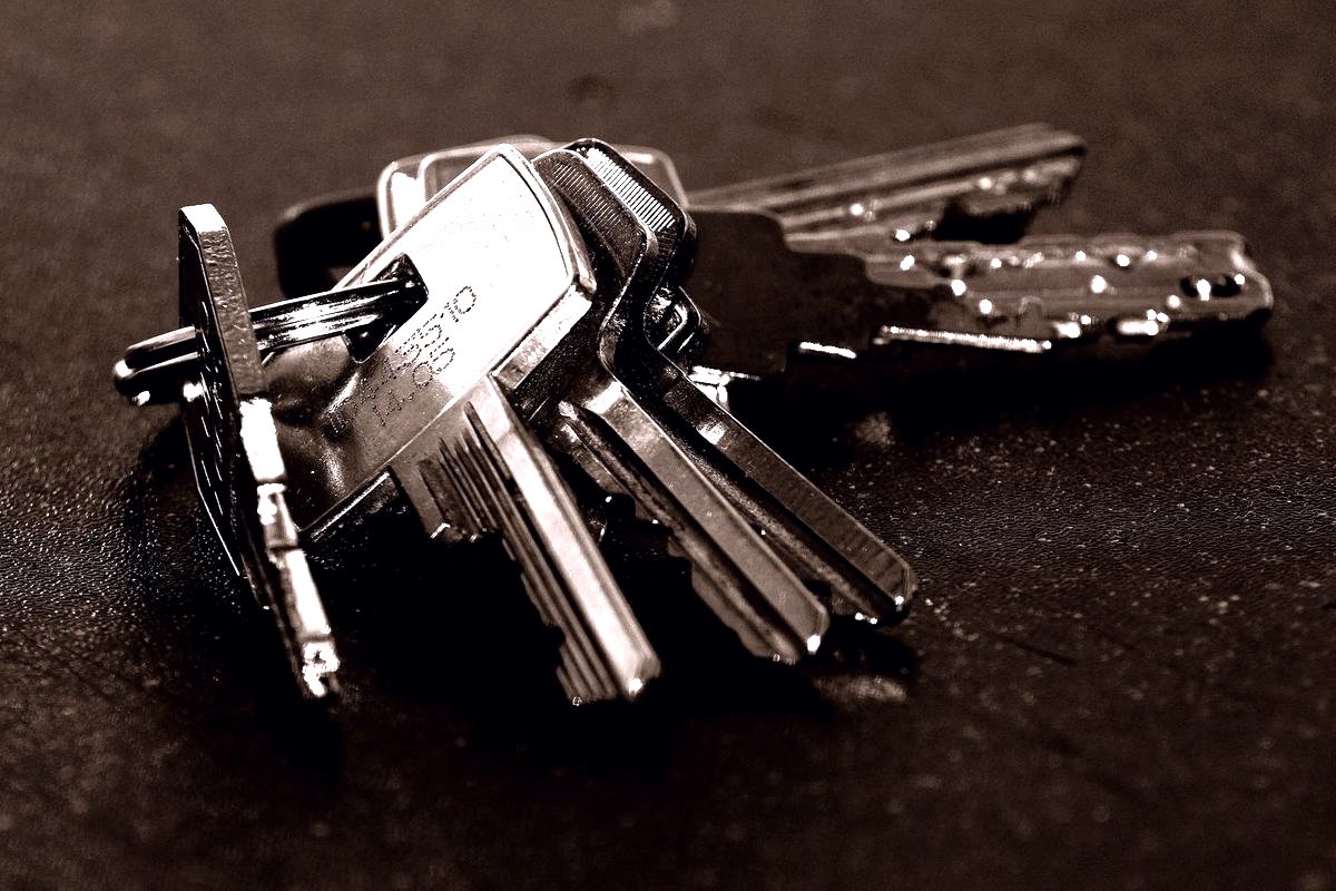 Broken Key Extraction — Trousseau de clés sur l'établi après une extraction de clé