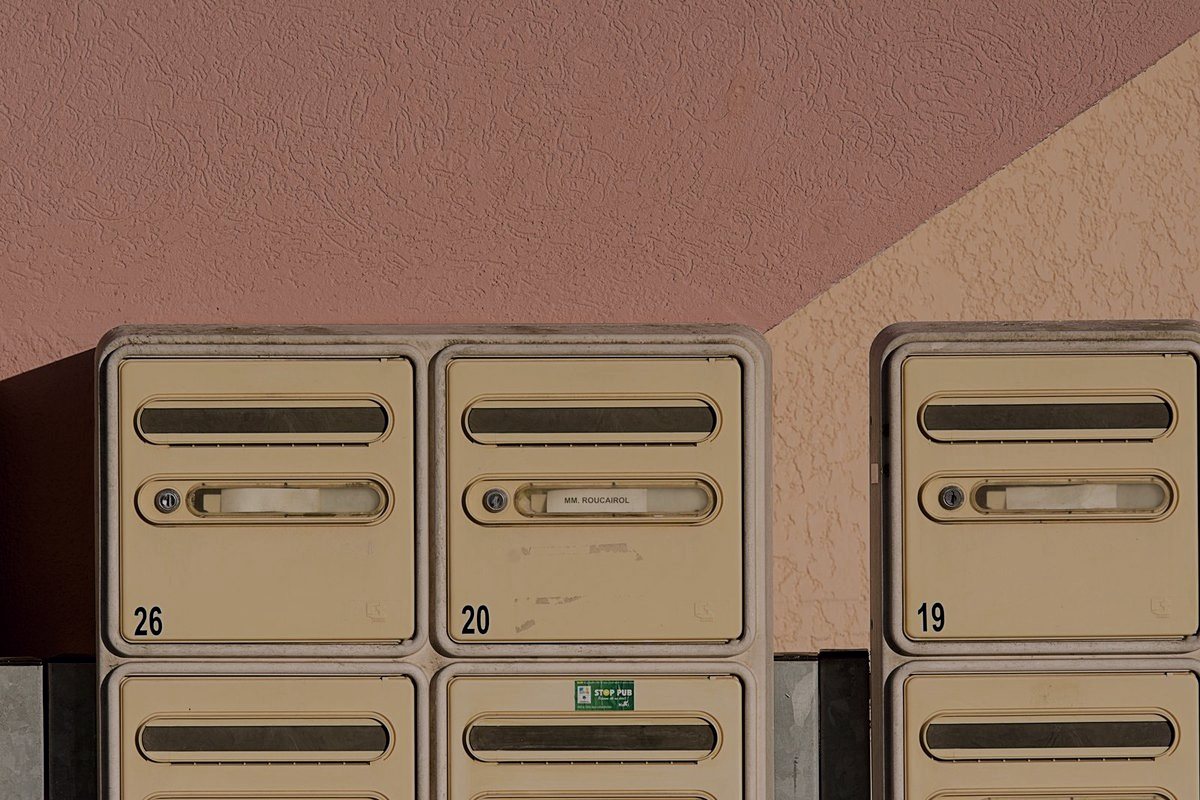 Mailbox Lock Change — Bloc de boîtes aux lettres d'immeuble avec serrures individuelles