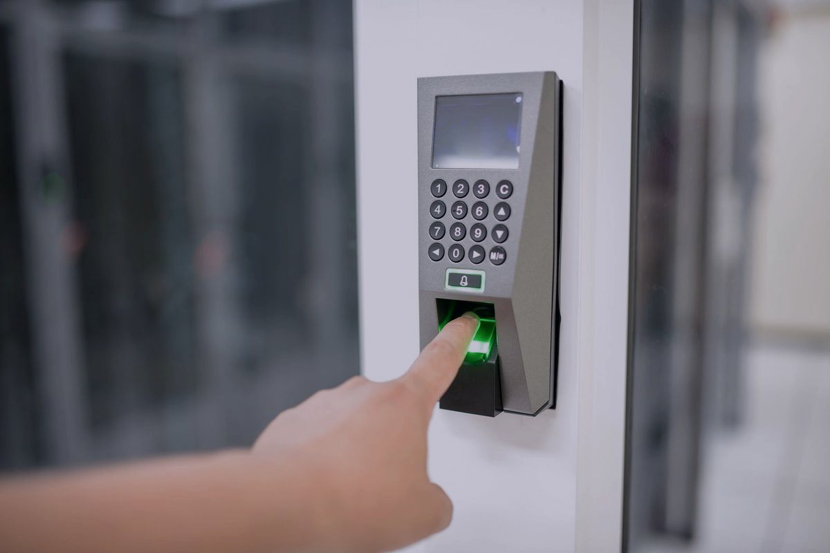 Smart Lock Installation — Clavier de contrôle d'accès utilisé sur une porte